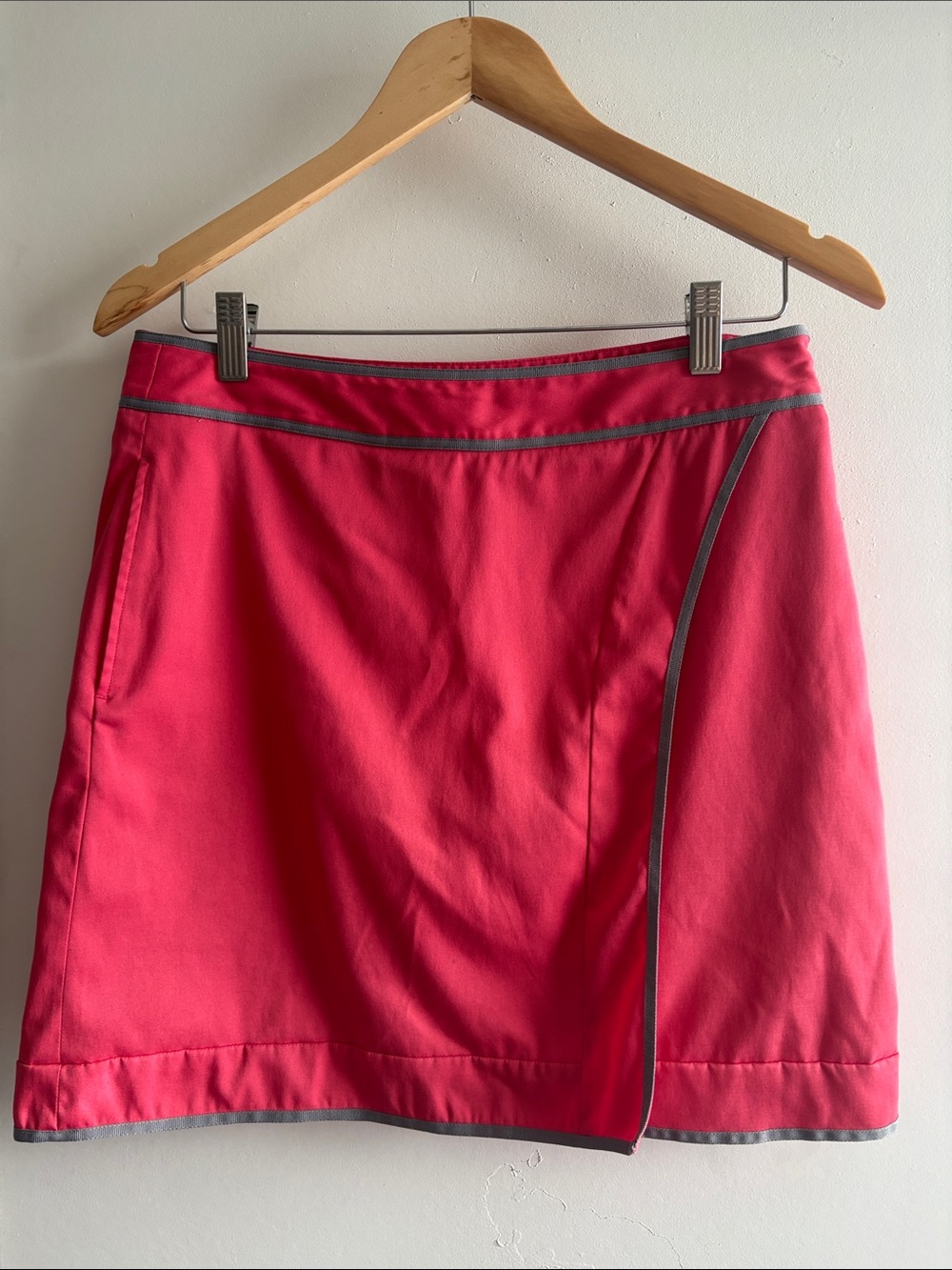 Greg Norman Collection Preppy Pink Golf Skort with Gray Trim SZ 4